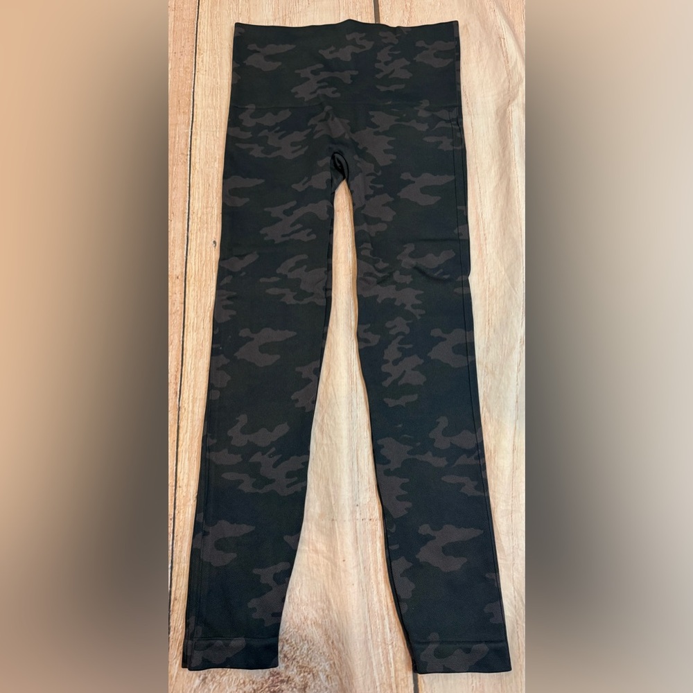 Spanx Black Camo Look At Me Now Leggings Size Medium EUC